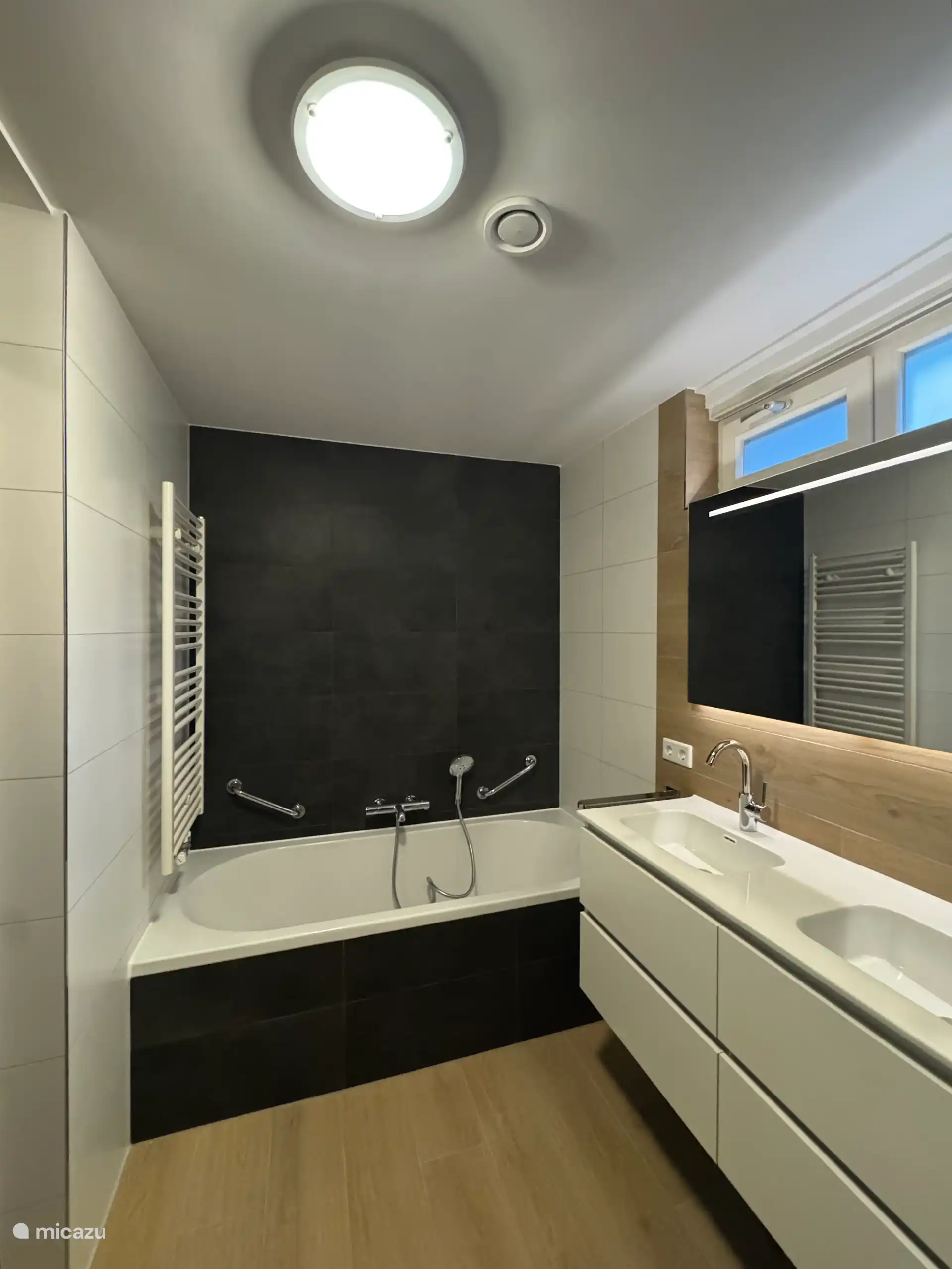 De badkamer in het souterrain is in zijn geheel gerenoveerd met uitzondering van het bad en radiator. Alles is opnieuw geschilderd. Het rolgordijn is vervangen door raamfolie.