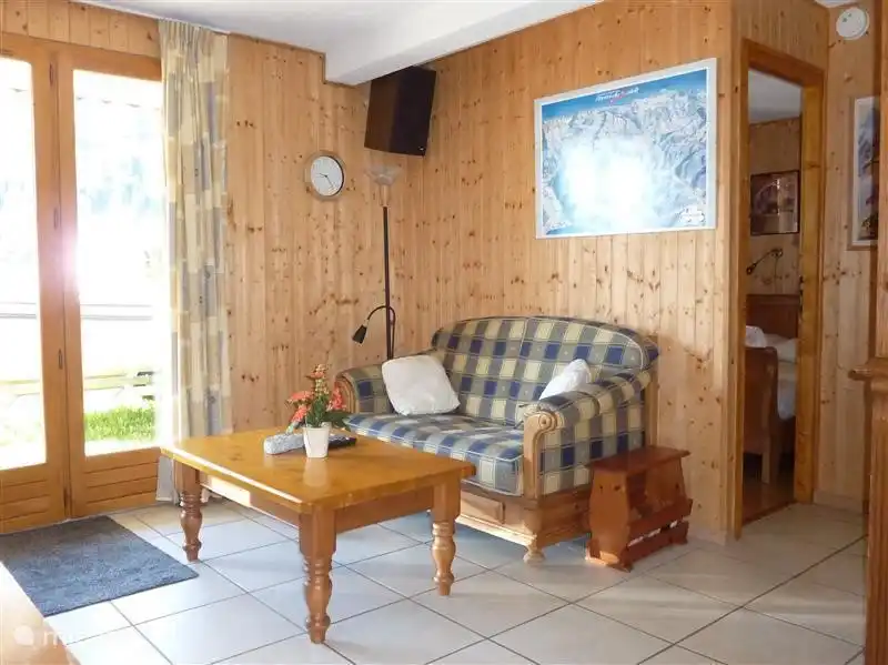 Salon avec deux portes-fenêtres.