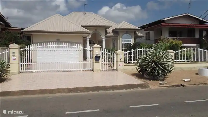 SPACIOUS, MODERN VILLA, fully furnished and high in the quiet and nice neighborhood Cupid. Internet WiFi. Fully PROTECTED with alarm installed. and smoke detectors (aut. message to the central station) and full air conditioning and hot water. Many luxury.