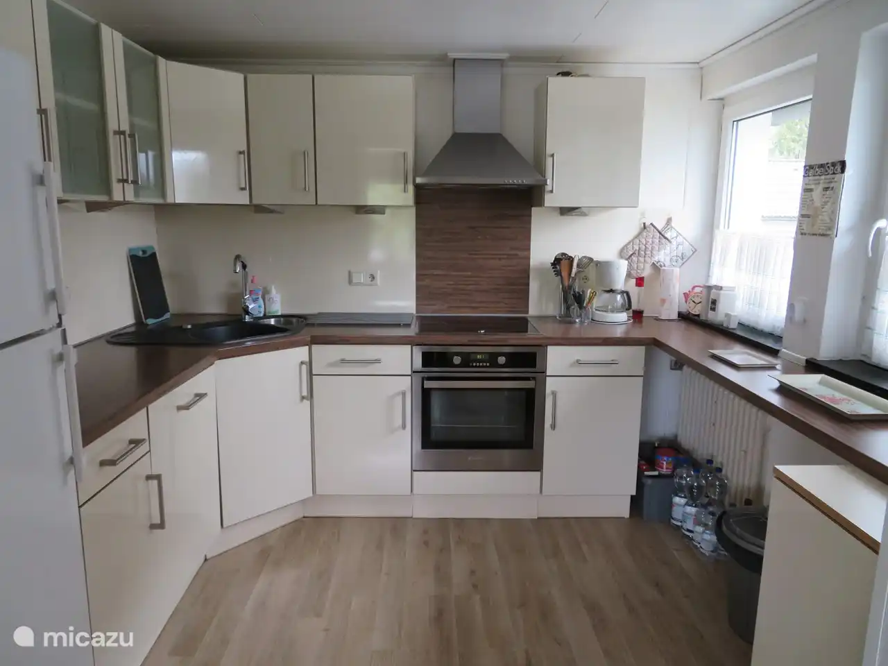 Onze volledig uitgeruste keuken met fornuis, oven, koelkast met vriesvak en vaatwasser.