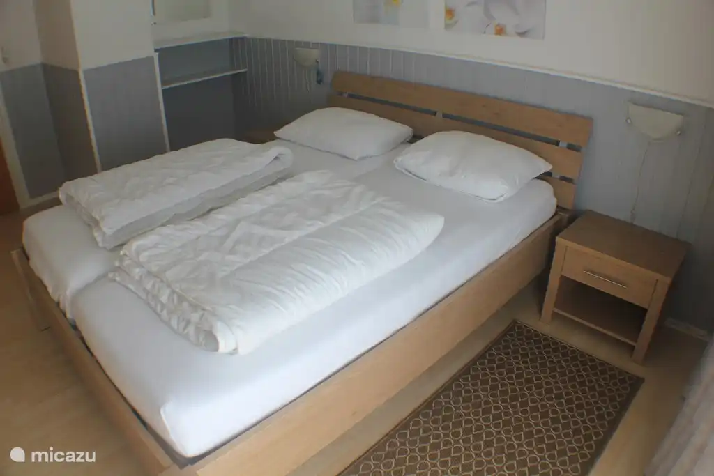 Tweede slaapkamer op eerste verdieping met tweepersoons bed.