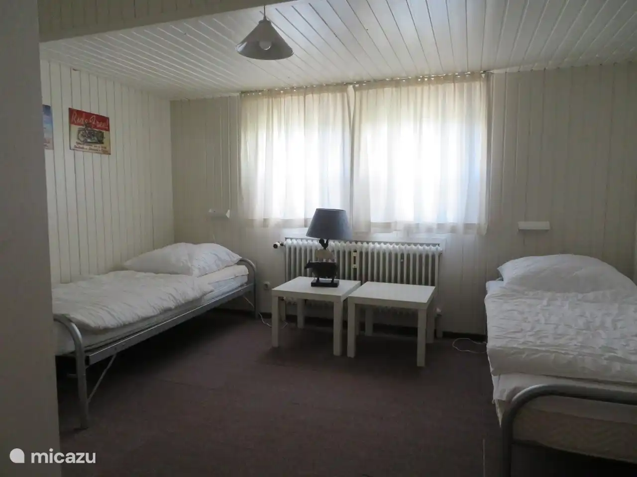 Een slaapkamer met twee eenpersoonsbedden.