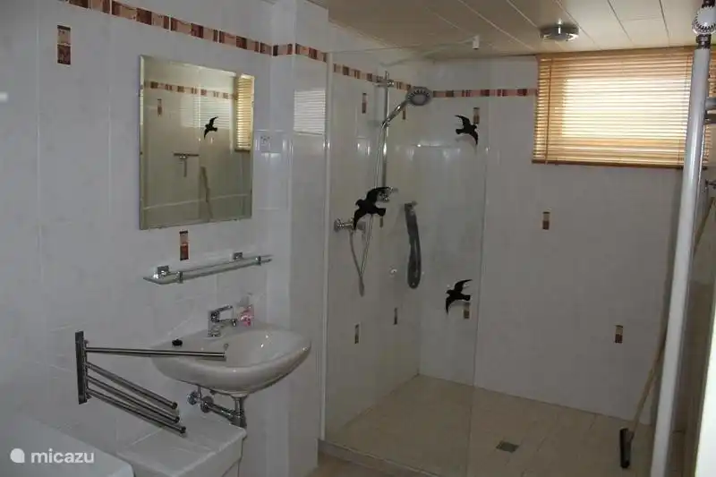 Onze badkamer op de begane grond.
Deze ligt naast onze saunaruimte.