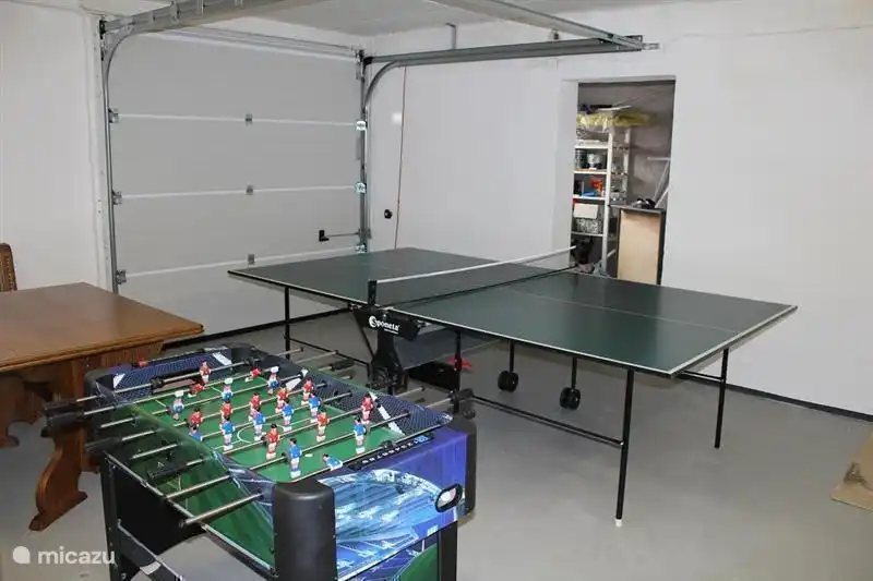 In een van onze garages hebben wij een tafeltennistafel en een tafelvoetbalspel neergezet. Met name de jeugd kan zich daar lekker mee vermaken. Uiteraard ook de ouderen. In de hoek staat een 'duitse' zithoek.