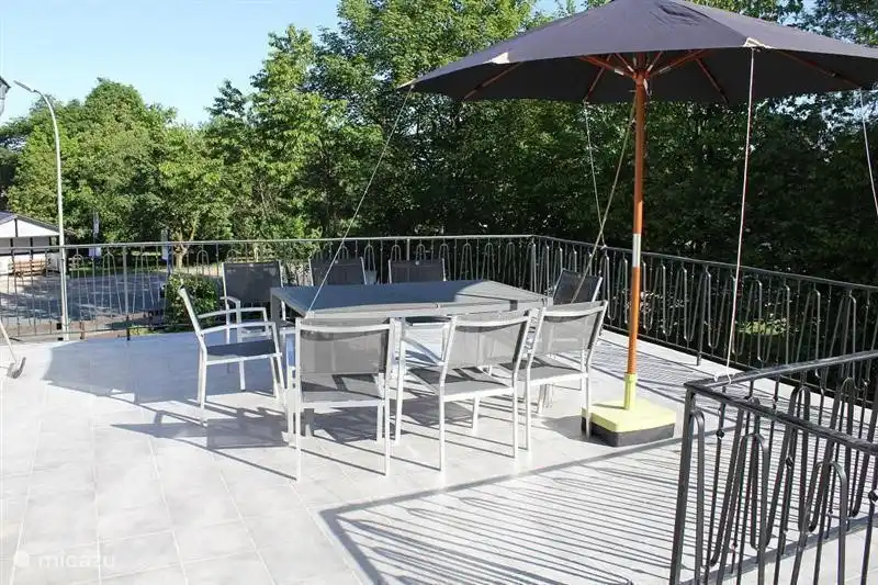 Op ons zonneterras van 45 m2 kunt u heerlijk relaxen. Een parasol zorgt bij hete zomerdagen voor de benodigde schaduw. Deze parasol moet wel worden vastgezet aan de railing van het balkon. Er zijn soms windvlagen waardoor de parasol kan omwaaien. Op ons terras staat een natuurstenen tafel.