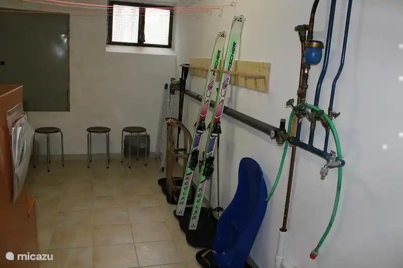 In de ruimte waar onze CV-ketel staat, hebben wij ook onze ski-stalling. De ski's kunnen netjes tegen de muur worden geplaatst. Eventuele sneeuwresten worden opgevangen in de lekbakken.