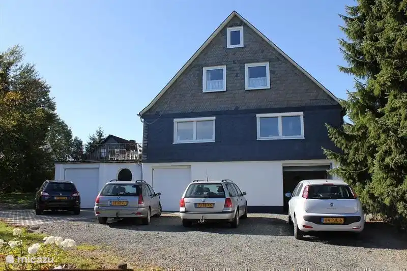 In september 2011 hebben wij onze parkeerplaats uitgebreid. Voor de derde garage is een verharding aangebracht zodat deze garage in alle jaargetijden kan worden benut.
U ziet dat er met gemak 4 auto's kunnen worden geparkeerd. Motoren en fietsen kunnen uiteraard ook in de garages worden geparkeerd