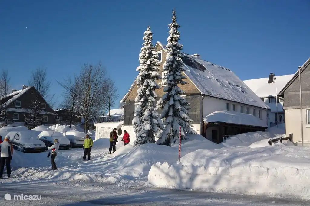 Deze foto is genomen op 1 maart 2009 na een overweldigende hoeveelheid sneeuwval. Langs de weg ligt ruim een meter sneeuw. Het kan dus nog steeds dat er in maart heel veel sneeuw valt.