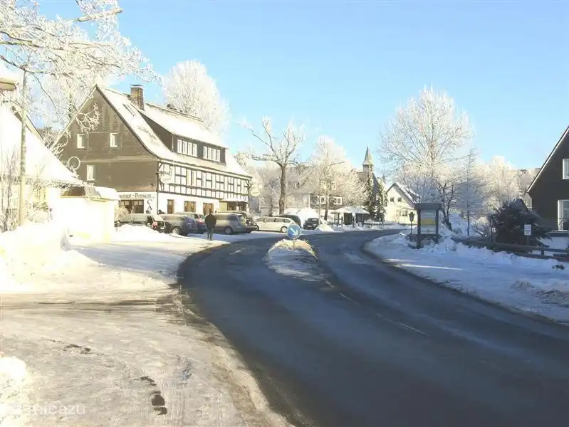 Straatbeeld van Langewiese met links ons huis iets verderop