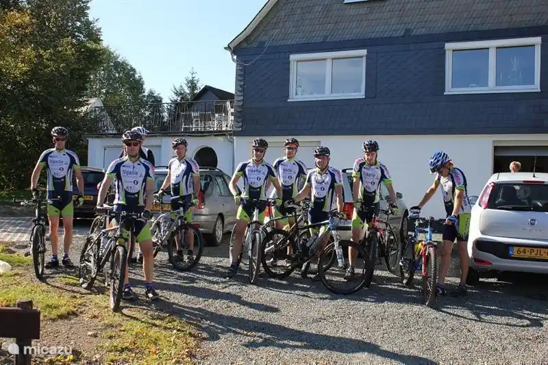 Op 30 september 2011 arriveerde een wielerploeg om een weekeinde in het Sauerland te fietsen. Ook het Sauerland beleefde toen een hele warme periode. Alle fietsen en overige benodigdheden konden veilig worden opgeborgen in onze drie garages. 