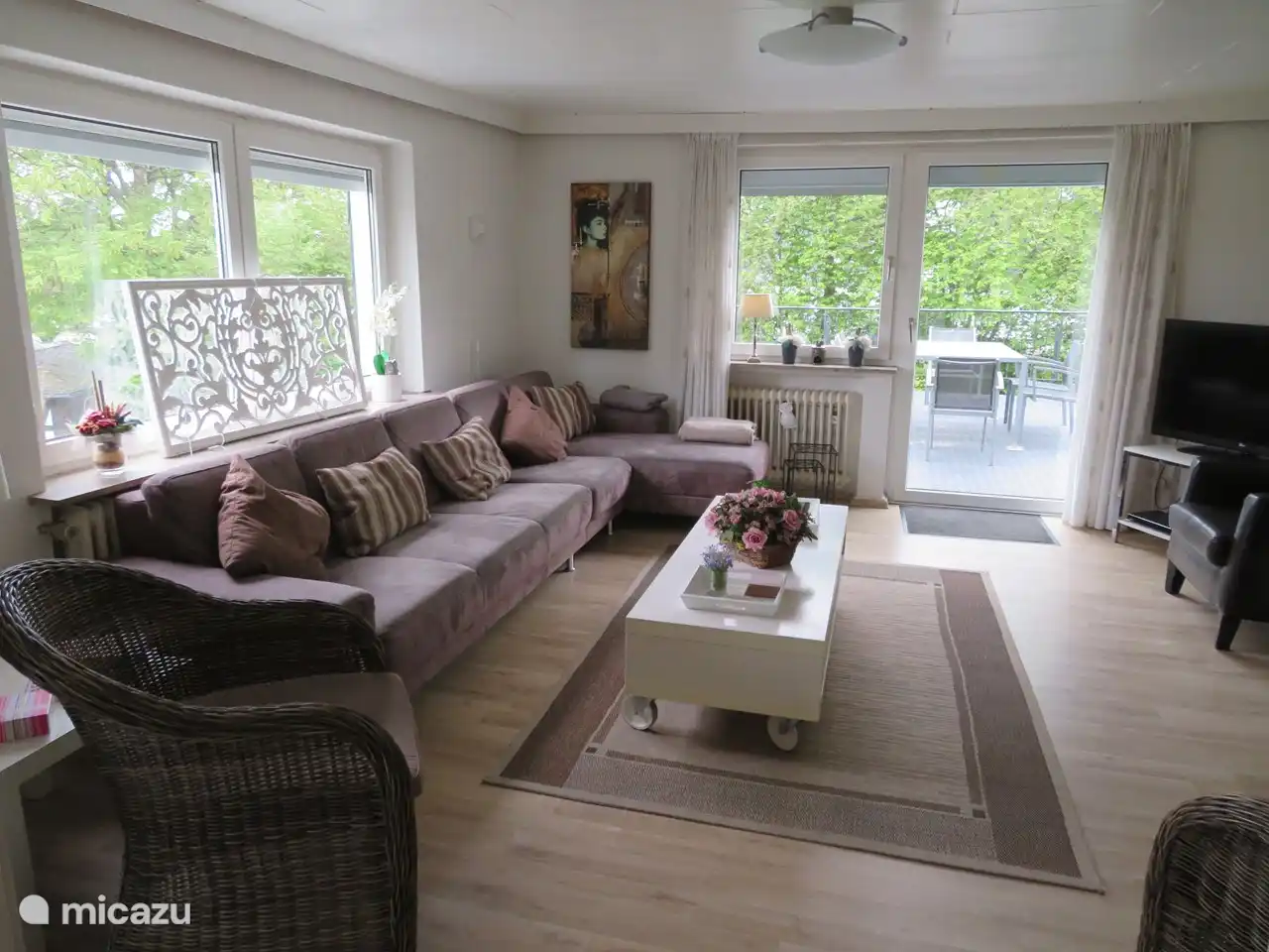 De woonkamer met loungebank.