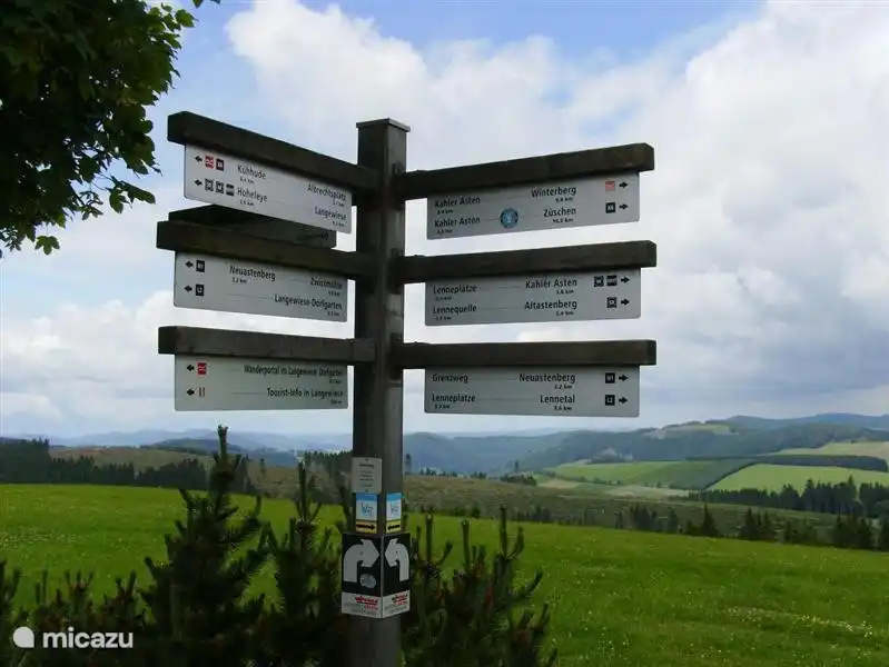 Zodra de sneeuw is gesmolten, kunnen er weer fraaie wandelingen worden gemaakt. Een hele bekende wandelroute in het Sauerland is de Rothaarsteig. Ons huis ligt pal aan deze wandelroute. 
Verder kunt u naar diverse richtingen lange en korte wandelingen maken.