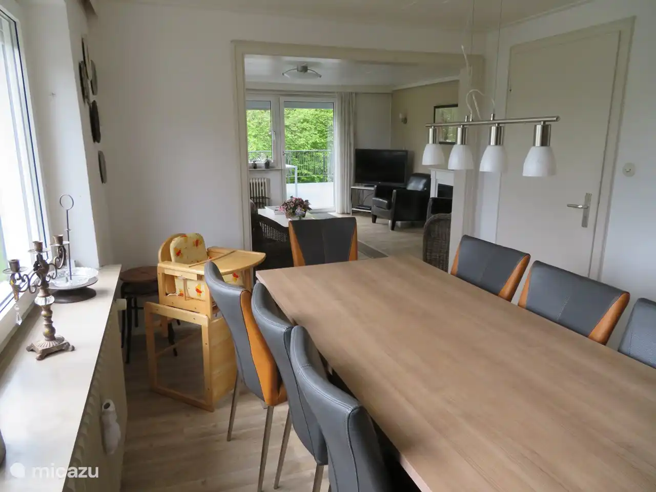 De andere kant van het eetgedeelte. Een kinderstoel is hier ook beschikbaar.