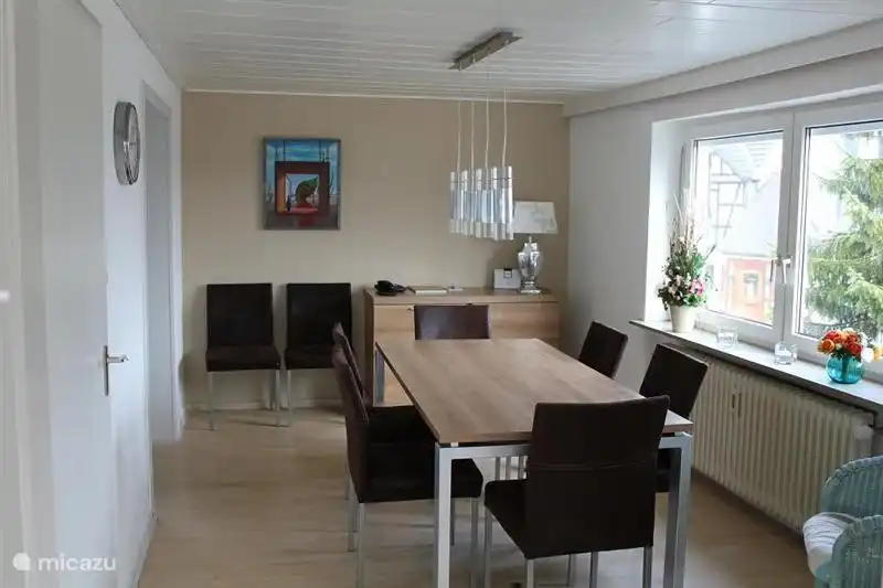 Onze eethoek in eetkamer.
Deze eettafel kan worden verlengd met 2 verlengstukken. Er kan met 12 personen gelijktijdig worden getafeld. Er zijn 8 stoelen en 4 bijzet krukken.