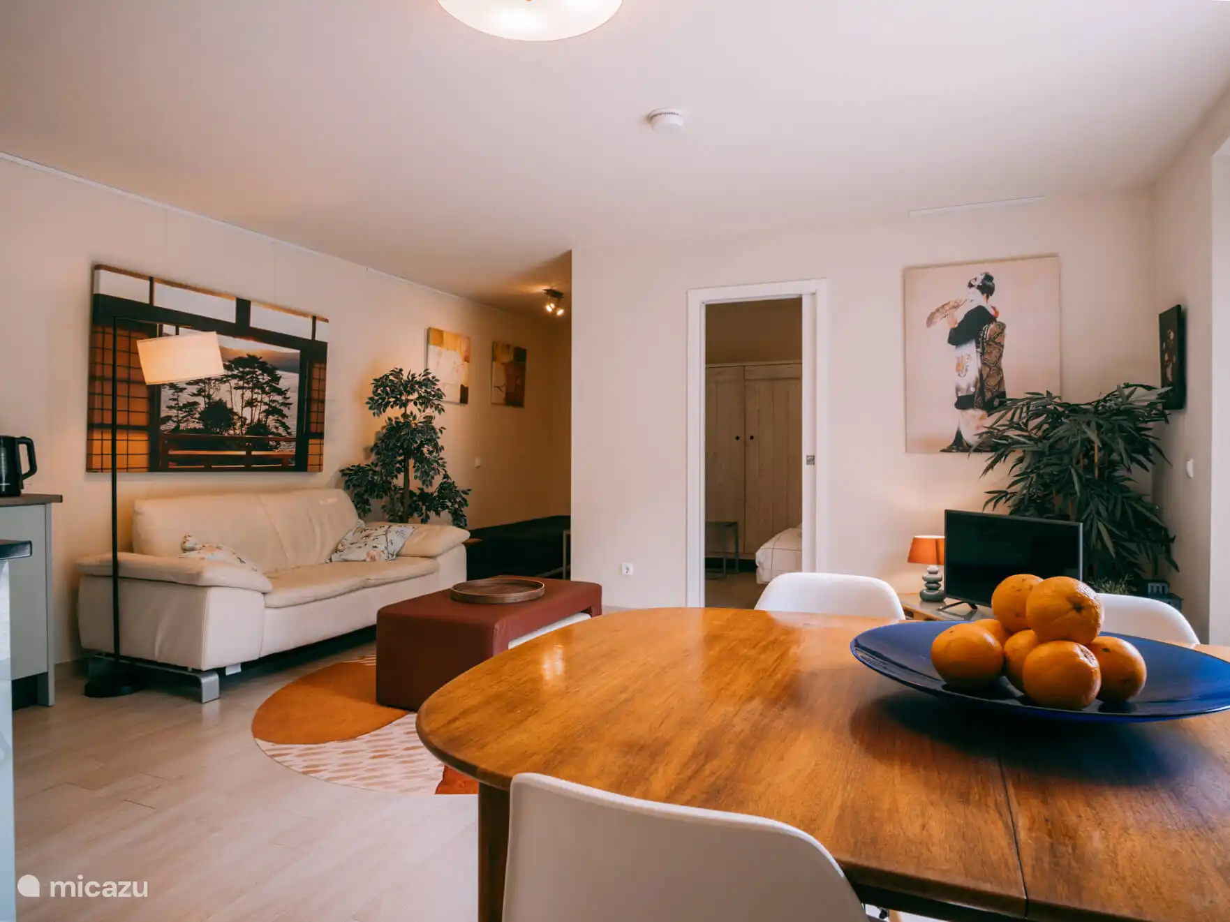 Wohnzimmer mit offener Küche