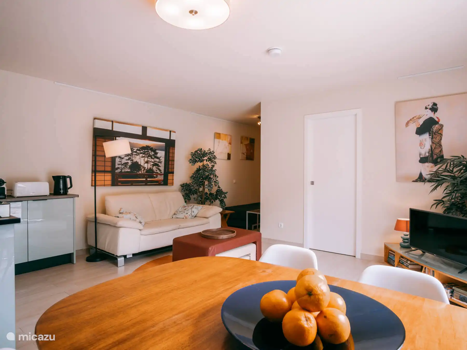 Wohnzimmer mit offener Küche