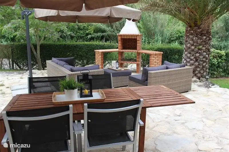 Casa de Baixo Terrasse mit BBQ, luxuriöse Wohn-und Esszimmer Tisch mit 4 Stühlen und zwei Sonnenschirme.