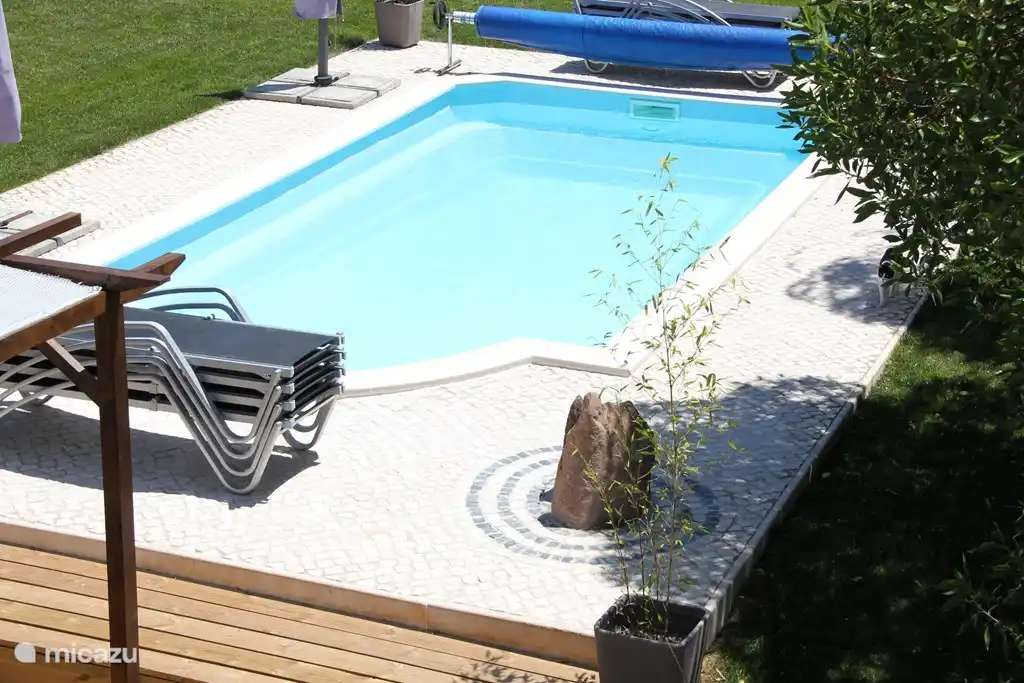 Gemeinschaftspool heated mit Zen-Garten-Dekoration.