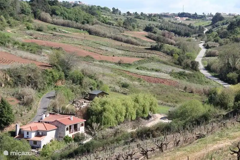 Quinta Japonesa in einem schönen grünen Tal. Genießen Sie von die Ruhe und die Natur. Wir vermieten zwei Wohnungen, eine Safari-Zelt und 2 Villen. 3 Minuten von einem Lebensmittelgeschäft, ein Café und ein Restaurant.