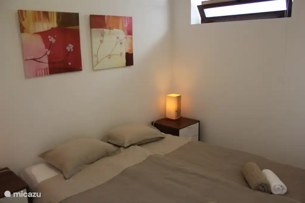 een van de twee slaapkamers, met tweepersoonsbed (kan op aanvraag uit elkaar worden gezet).