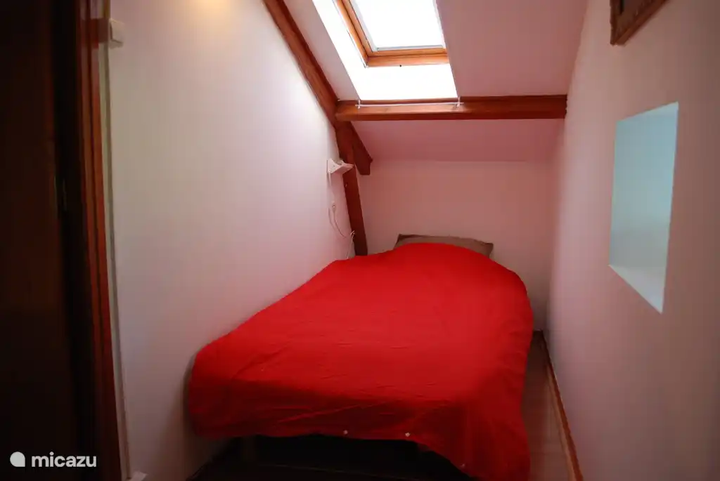 single bed room under the attick