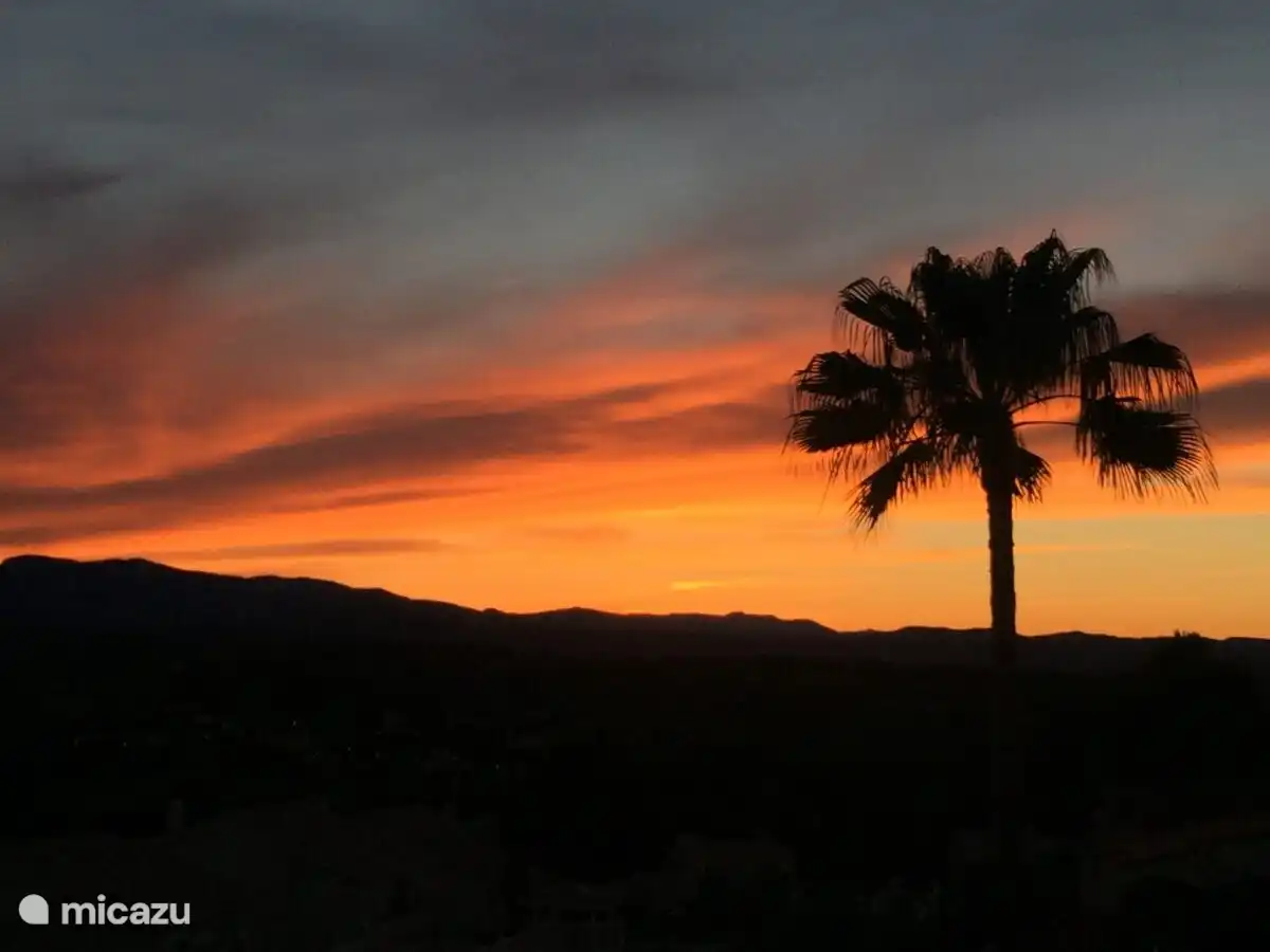 Jeden Tag ein anderer Sonnenuntergang von der Veranda aus