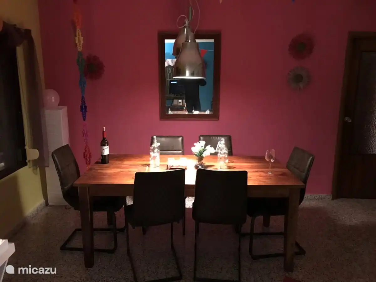 Der Esstisch drinnen, wenn es im Frühling oder Herbst draußen einfach zu kühl ist