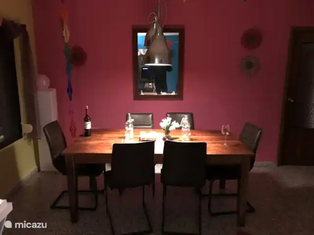 VillaValence | Espagne, Valence, Valence (ville) - villa La table à manger à l'intérieur, s'il fait trop frais dehors au printemps ou en automne