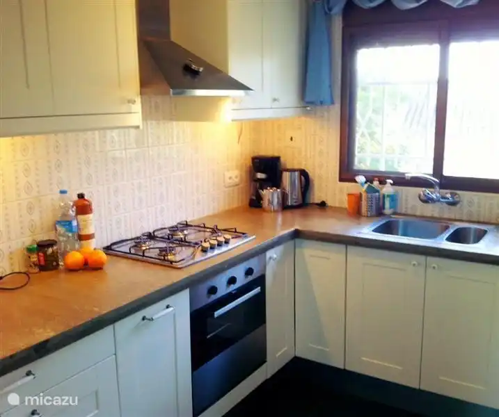 Im Jahr 2011, alle neuen Küche mit allen Annehmlichkeiten wie Spülmaschine