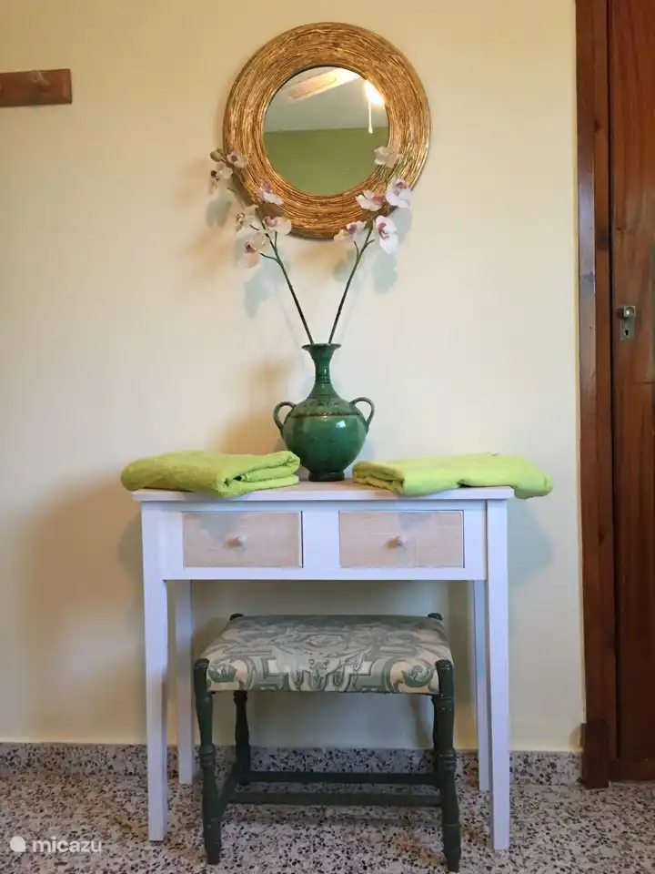 In jedem Schlafzimmer gibt es Nachttische, einen Spiegel, einen Beistelltisch sowie einen Kleiderschrank und Deckenventilatoren

