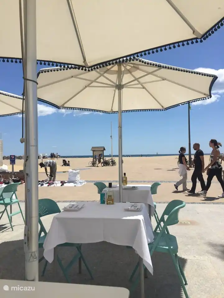 Schnappen Sie sich eine Terrasse am Playa Patacona, einem der Stadtstrände von Valencia