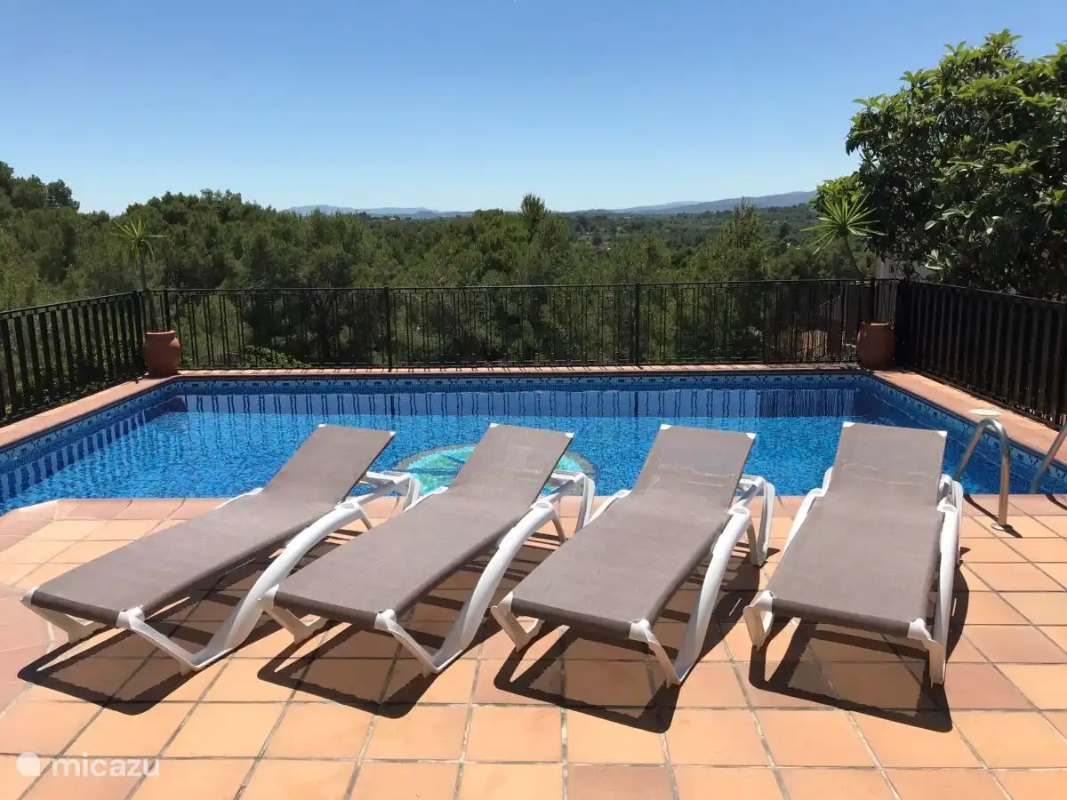 Entspannen Sie sich auf den Sonnenliegen am Pool