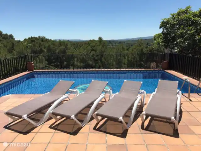VillaValence | Espagne, Valence, Valence (ville) - villa Détendez-vous sur les transats au bord de la piscine