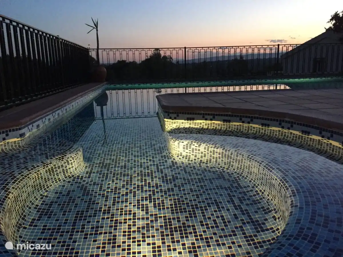 Runder, flacher Sitzbereich im Pool, ideal für Kinder