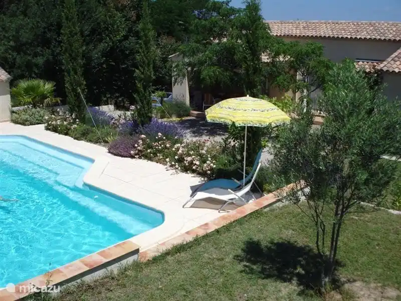 Pool und überdachter Terrasse