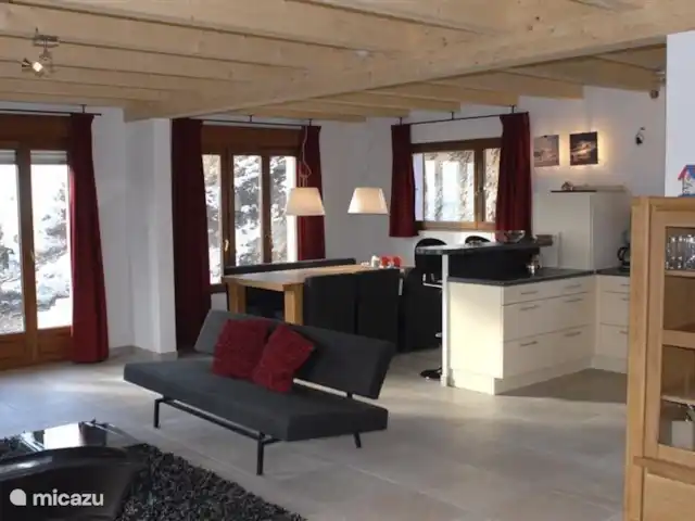 Chalet Panoramamix | Suisse, Valais, Torgon - chalet Salon moderne avec portes-fenêtres donnant sur le balcon et la terrasse supérieure