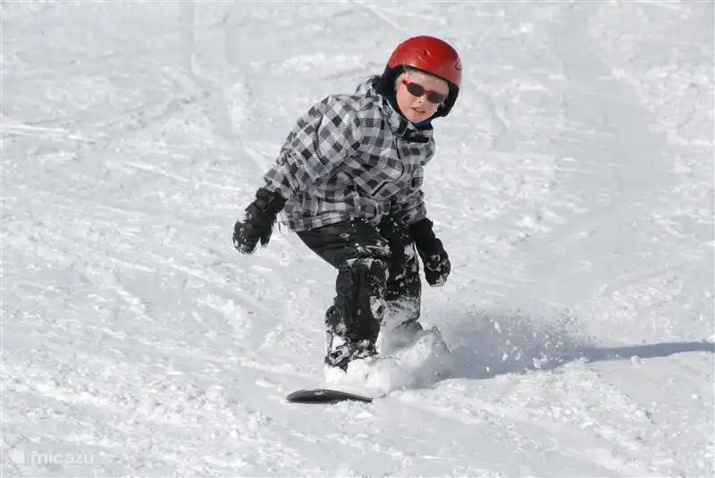 3 ski schools, 650 km of slopes