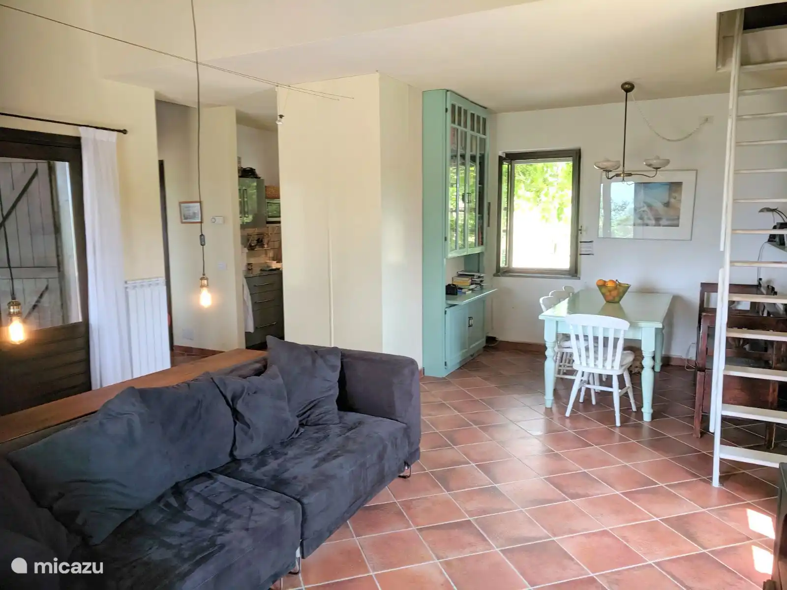 Der Essbereich und das gut sortierte Bücherregal