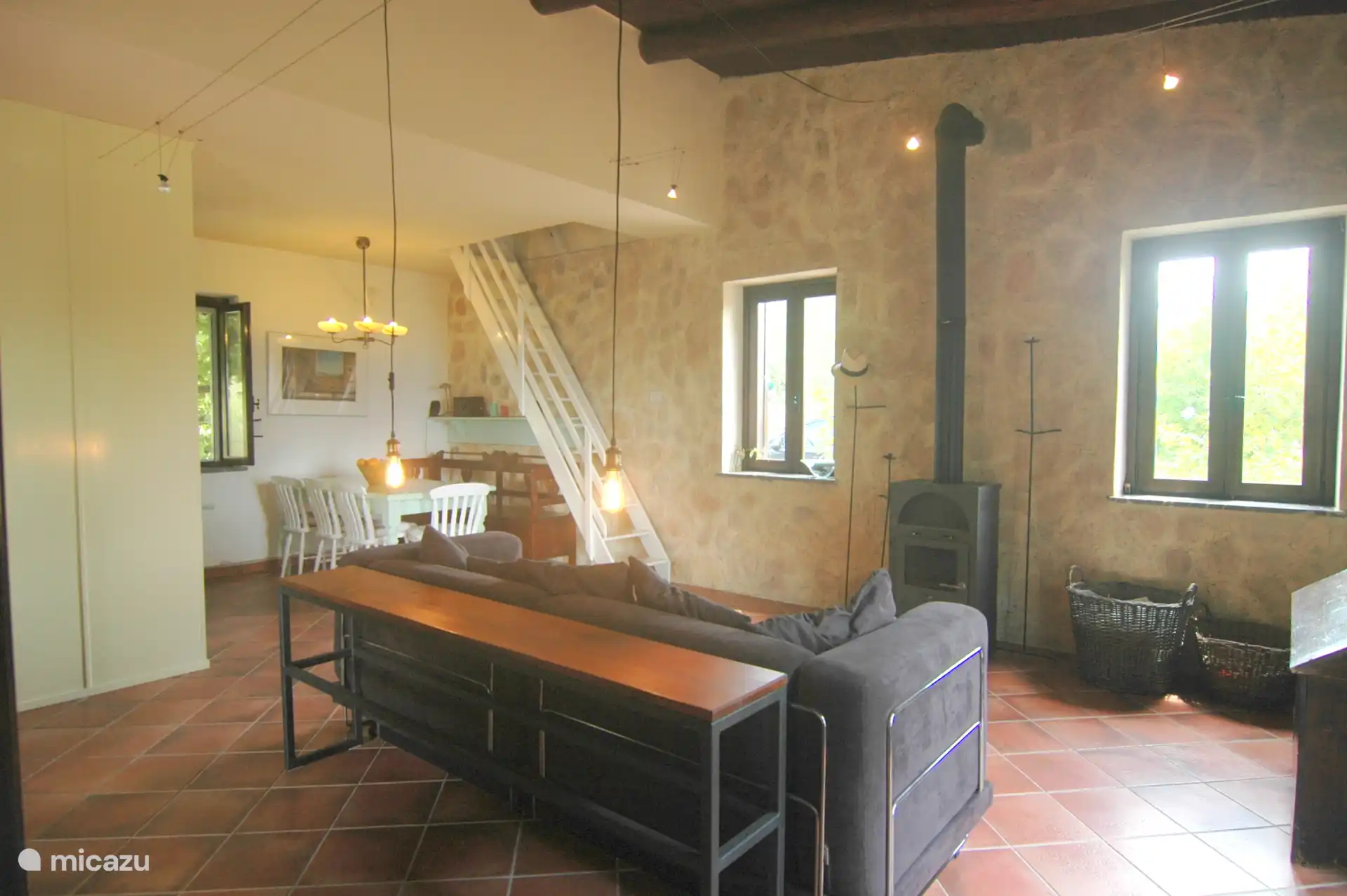 Das Wohnzimmer verfügt über ein bequemes Sofa