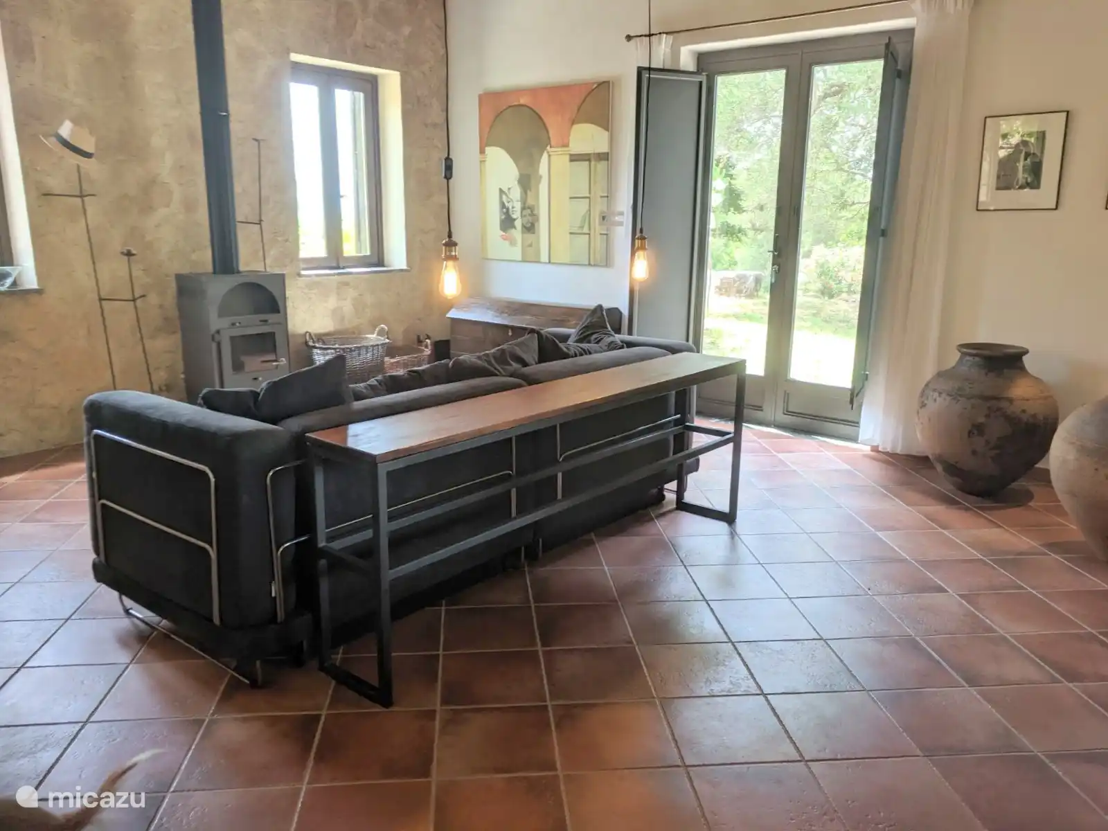 Ein helles Wohnzimmer