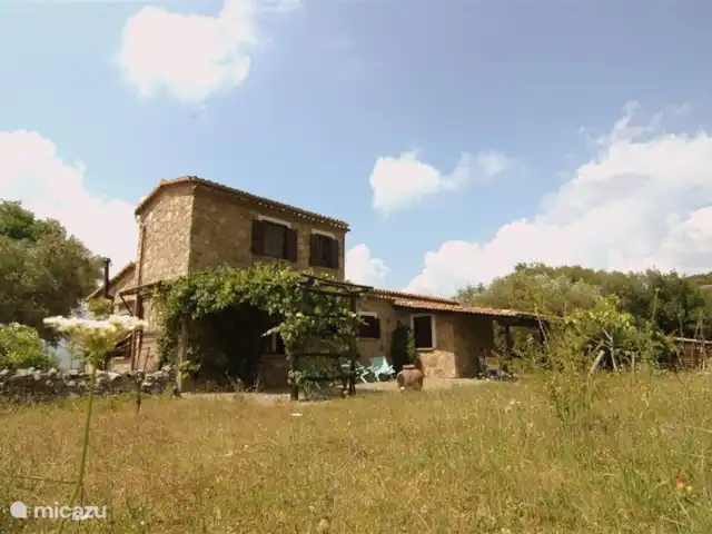 Valle degli Olivi | Italie, Campanie, Roccagloriosa - villa Le côté sud-est de la maison.