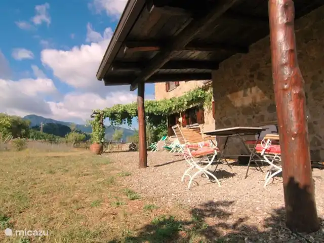 Valle degli Olivi | Italie, Campanie, Roccagloriosa - villa Le portique à l'arrière de la maison est l'endroit idéal pour déjeuner grâce à la brise agréable.