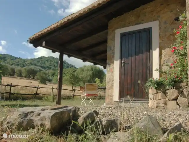 Valle degli Olivi | Italie, Campanie, Roccagloriosa - villa L'entrée indépendante d'une des chambres du rez-de-chaussée.