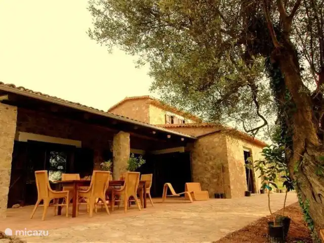 Valle degli Olivi | Italie, Campanie, Roccagloriosa - villa Sur la terrasse/portique à l'avant de la maison se trouve une table à manger pour 8 personnes.