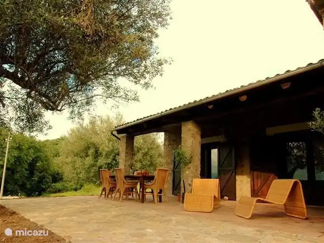 Valle degli Olivi | Italie, Campanie, Roccagloriosa - villa La terrasse à l'avant.