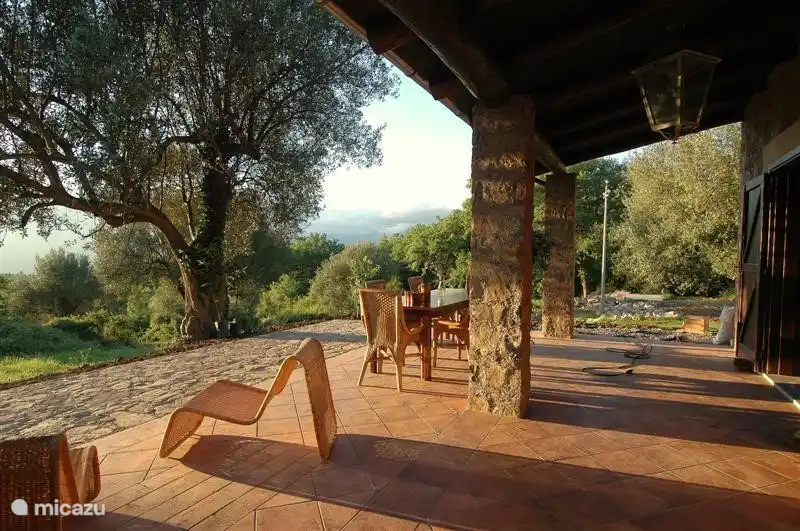 Vor dem Haus haben Sie den Sommer bis 20,00 So