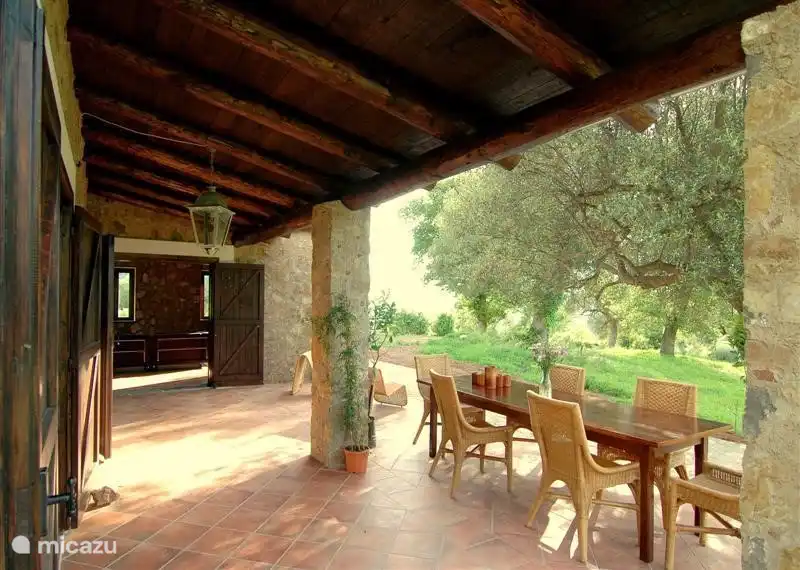 Der Portikus mit Flügeltüren zum Wohnzimmer und Schlafzimmer.