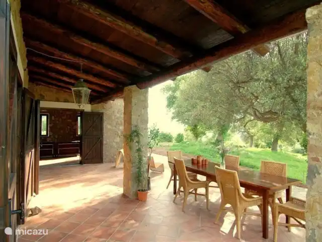 Valle degli Olivi | Italie, Campanie, Roccagloriosa - villa Le portique avec portes-fenêtres dessert le salon et la chambre.