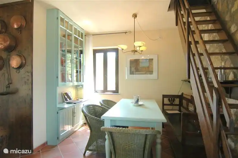 Neben dem Bücherregal ist der Sechssitzer Essbereich.