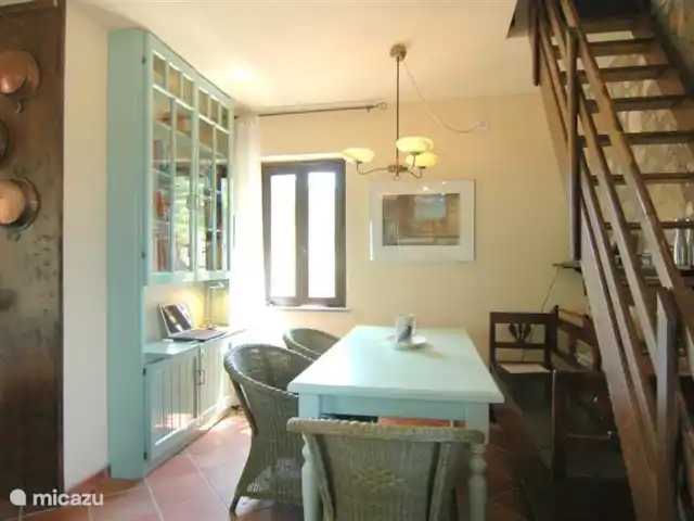 Valle degli Olivi | Italie, Campanie, Roccagloriosa - villa À côté de l'armoire de la bibliothèque se trouve la salle à manger pour six personnes.
